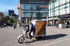 Wackler-Geschäftsführer Oliver Schwarz testet auf dem Göppinger Marktplatz das Lastenrad von VeloCarrier. Oliver Schwarz, Wackler, Lastenrad, VeloCarrier, Göppingen, Tag der Logistik